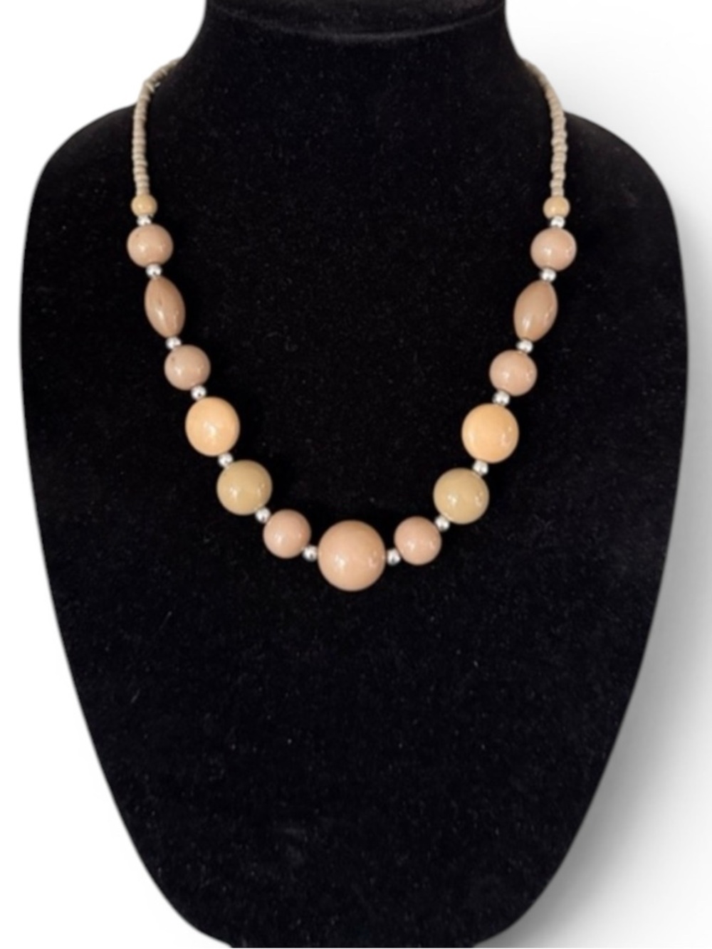 Vintage 1970s Graduated Beige/Tan Lucite Beaded Necklace w/ Silver Spacers - Picture 4 of 12